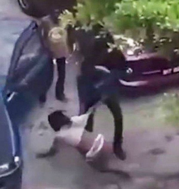 Sau một hồi bị hành hạ, người phụ nữ bị hai người đàn ông lôi lên xe. Theo một nguồn tin, họ chở nạn nhân đến bệnh viện rồi bỏ trốn.