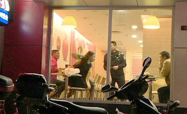 "Hắn thấy tôi nhìn hắn và lập tức tiến tới dùng dao kề vào cổ tôi. Cũng may tôi mặc áo cổ cao nên không bị thương. Mỗi lần tôi kêu đau, hắn đều thả lỏng ra một chút, tôi nghĩ có lẽ hắn cũng không thật sự muốn làm tổn thương ai", Miss Li nói. Trong suốt hơn một tiếng bị bắt làm con tin, Miss Li giữ thái độ rất bình tĩnh, thậm chí như chẳng có gì xảy ra. Cô tiếp tục uống nước và ăn hết suất của mình. Cảnh sát ra sức đàm phán để chuộc lại con tin nhưng đều vô ích. Gã đàn ông chẳng nói gì nhiều, chỉ lẩm bẩm vài câu về vợ và dùng dao tiếp tục chĩa vào cổ cô gái trẻ.