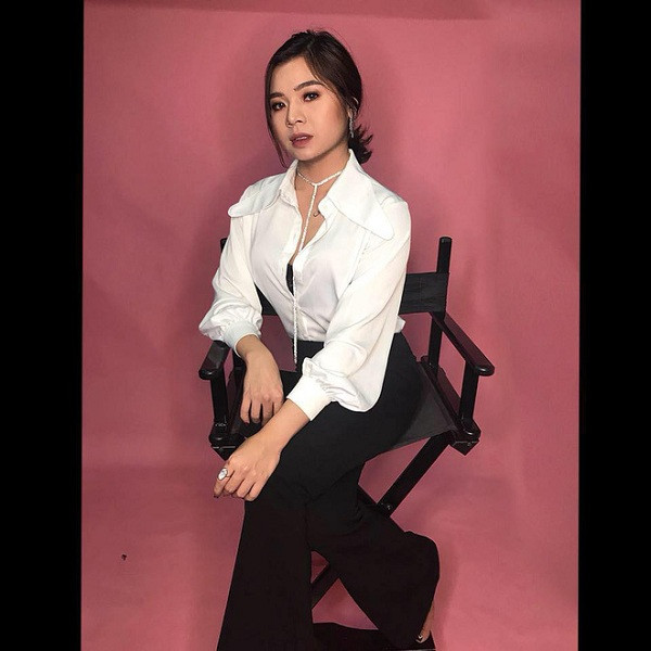  1. Na Anh - Make up Artist Na Anh biết mình là con gái lúc mới 4 tuổi, nhưng lúc đó, cô nàng không thể làm gì hơn để sống đúng với giới tính. Phải đến năm 3 đại học cô mới dám trưng diện, ăn mặc như con gái. Mặc dù được là chính mình, nhưng để có được hạnh phúc thực sự như bao cô gái khác không phải là một điều dễ dàng. Nhìn những hình ảnh trên Facebook ít ai nghĩ rằng, trước kia Na Anh là mang hình hài một người con trai. Sau khi hoàn thành việc học ở Đại học Văn hóa, cô nàng đã theo nghiệp make-up và cũng được nhiều người biết đến.