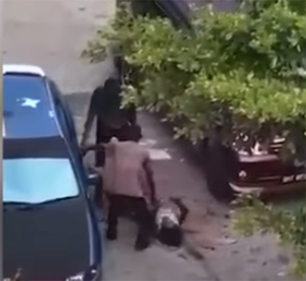 Rồi người phụ nữ này bị đánh tới tấp bằng gậy. Quá đau đớn, chị liên tục la hét hoảng loạn và cầu xin người đàn ông dừng tay. Trong khi đó, có một số người chứng kiến sự việc nhưng không ai dám can ngăn.