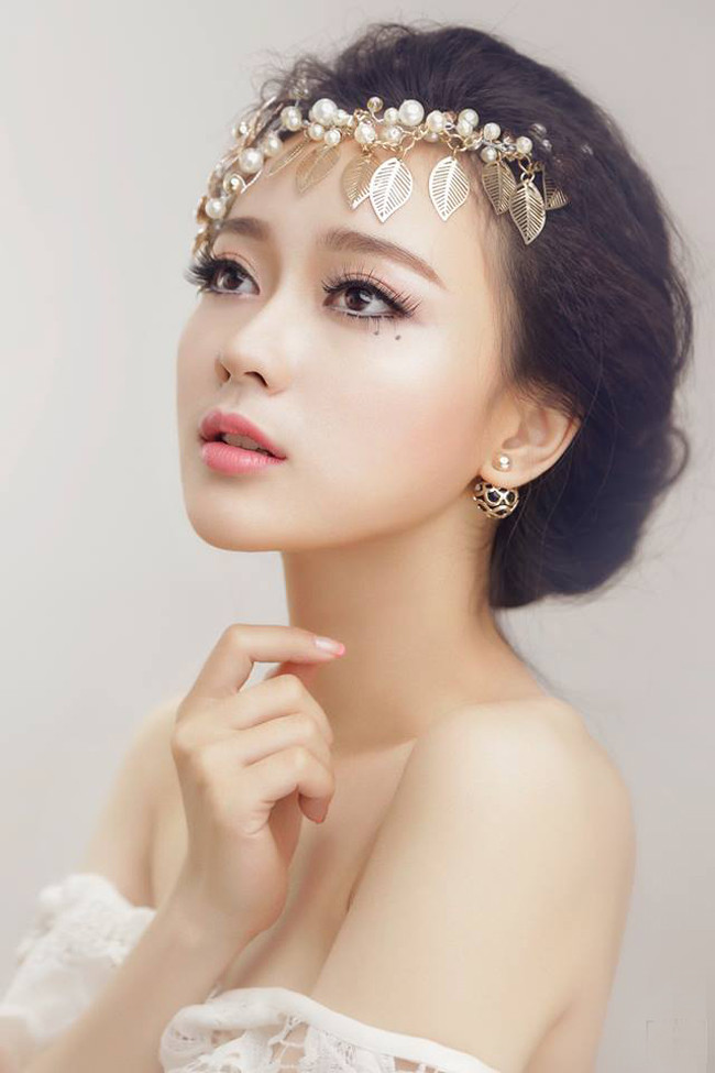 Vicky của 2 năm trước đây theo đuổi hình ảnh nhẹ nhàng, trong sáng. Cô được yêu mến bởi vẻ đẹp trong veo như "nàng thơ". Thế nhưng sau 2 năm du học ngành làm đẹp tại Úc, Vicky "lột xác" bất ngờ.