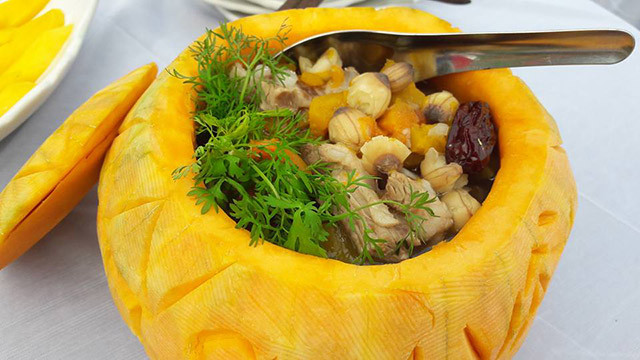 Nhân dịp trường con gái tổ chức hội thi nấu ăn, chị Thanh quyết định trổ tài nấu nướng của mình. Để thực đơn phong phú và hấp dẫn, chị phải lên ý tưởng và tính toán chi phí phù hợp với quy định cuộc thi. Hơn nữa, để mâm cơm ấn tượng, ngoài việc hương vị phải thơm ngon thì cách thức trình bày phải đẹp, ấn tượng.