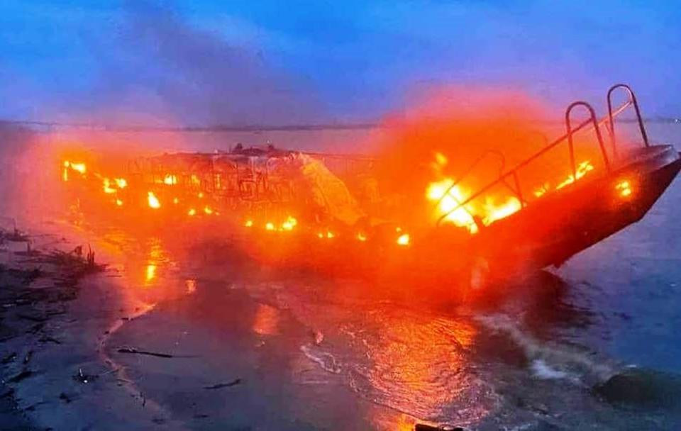 Trời lại có gió mạnh nên đám cháy bùng phát dữ dội.