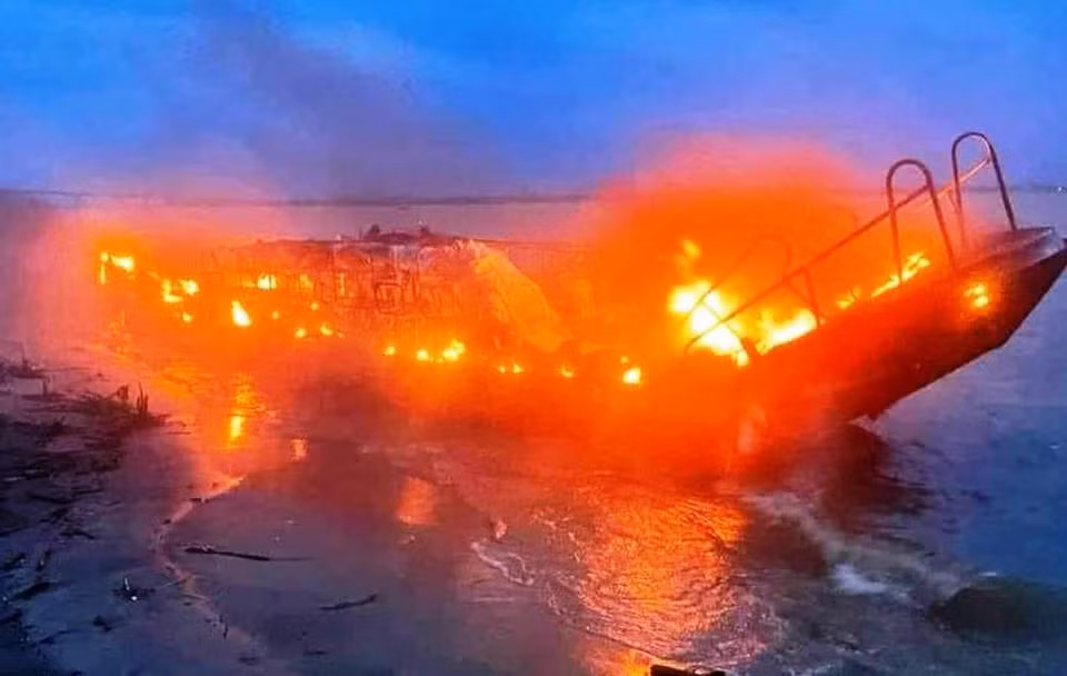 Trời lại có gió mạnh nên đám cháy bùng phát dữ dội.