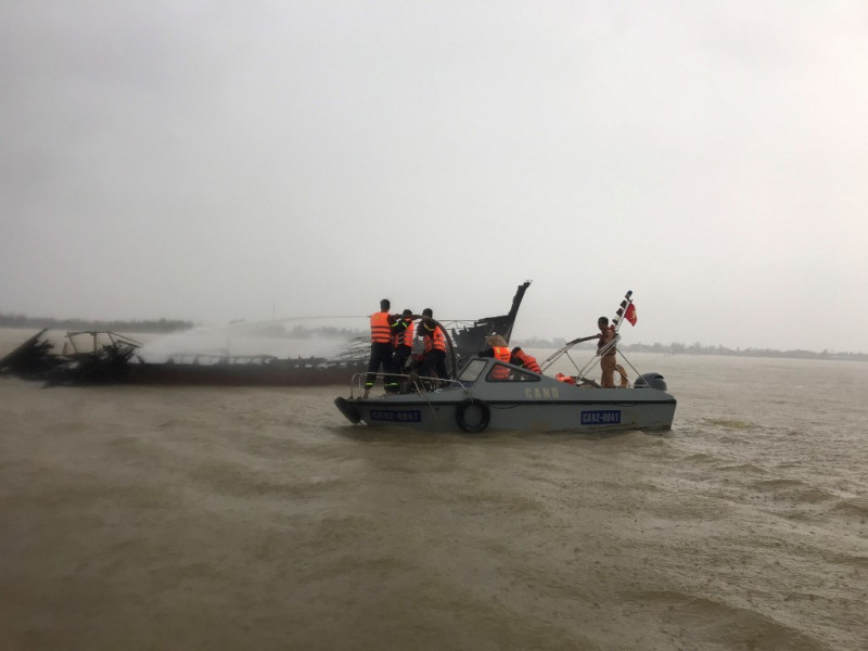 Vụ cháy xuất phát từ 1 tàu gỗ, sau đó lan ra 2 tàu gỗ khác và 5 ca nô.