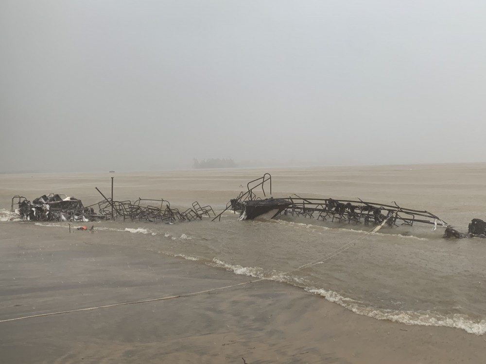 Theo nhận định ban đầu, vụ cháy nhiều khả năng là do chập điện. Lực lượng chức năng đang trục vớt, lai dắt các phương tiện vào bờ để tiến hành khám nghiệm hiện trường, làm rõ nguyên nhân vụ cháy.