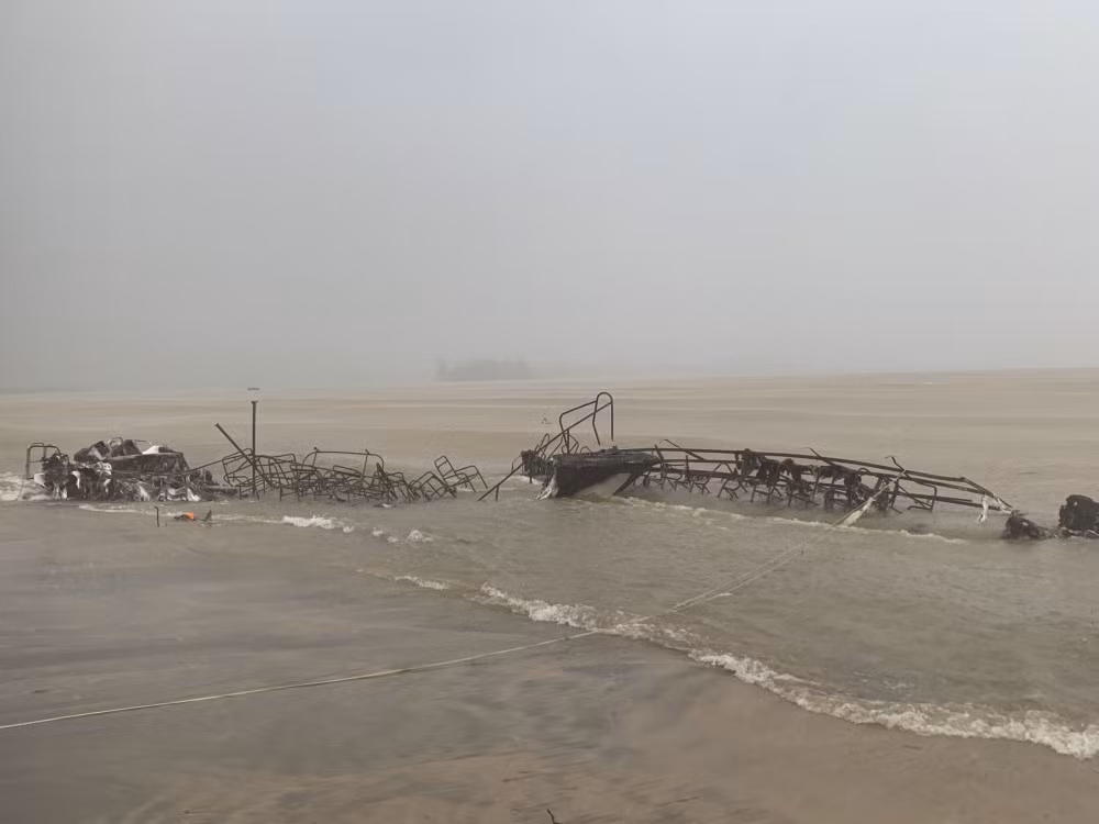 Theo nhận định ban đầu, vụ cháy nhiều khả năng là do chập điện. Lực lượng chức năng đang trục vớt, lai dắt các phương tiện vào bờ để tiến hành khám nghiệm hiện trường, làm rõ nguyên nhân vụ cháy.