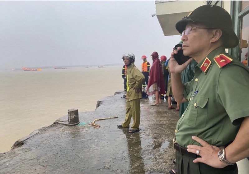 Thiếu tướng Nguyễn Đức Dũng - Giám đốc Công an tỉnh Quảng Nam kiểm tra hiện trường vụ cháy.