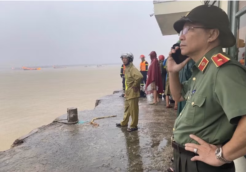 Thiếu tướng Nguyễn Đức Dũng - Giám đốc Công an tỉnh Quảng Nam kiểm tra hiện trường vụ cháy.