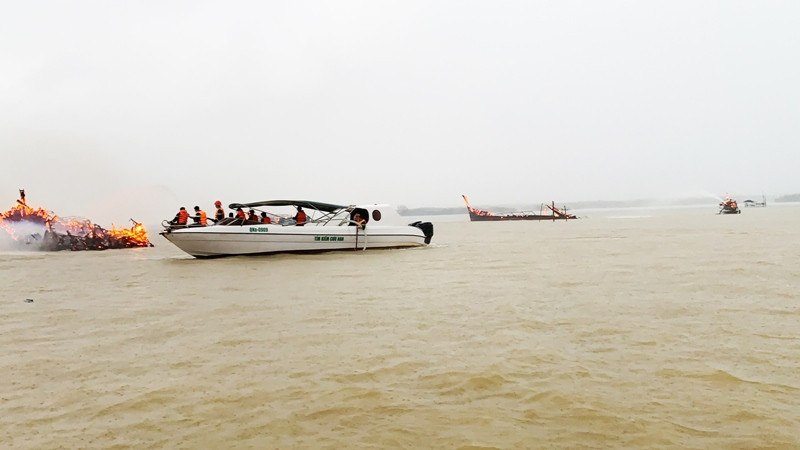 Để dập tắt đám cháy những phương tiện trôi ra biển, lực lượng chữa cháy và cứu nạn cứu hộ phải dùng máy bơm nước cá nhân đưa lên tàu ra gần phương tiện đang bị cháy, hút nước trực tiếp dưới biển lên để dập lửa.