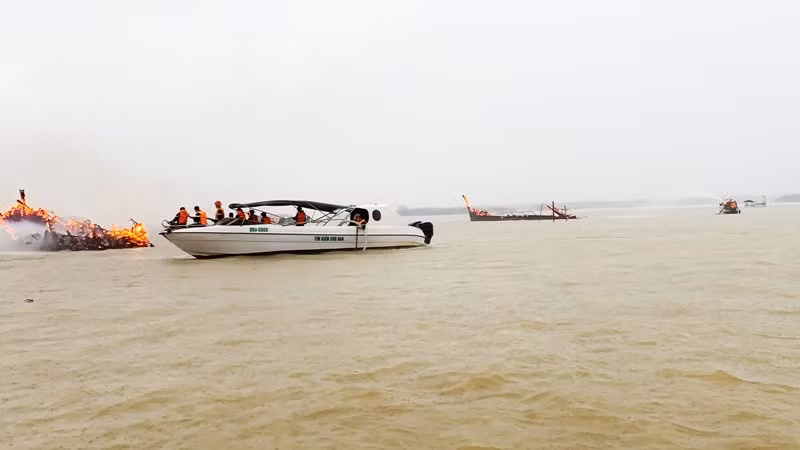 Để dập tắt đám cháy những phương tiện trôi ra biển, lực lượng chữa cháy và cứu nạn cứu hộ phải dùng máy bơm nước cá nhân đưa lên tàu ra gần phương tiện đang bị cháy, hút nước trực tiếp dưới biển lên để dập lửa.