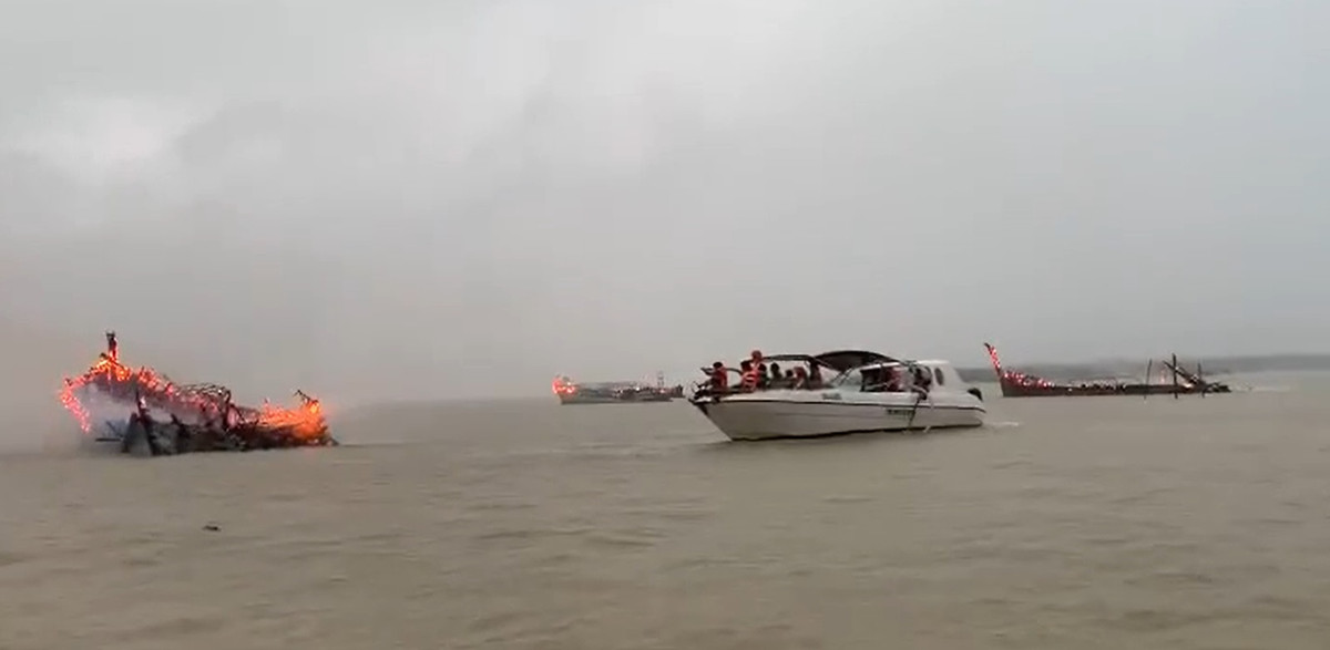 Tuy nhiên, do thời gian cháy khá lâu nên các phương tiện bị cháy hoàn toàn.