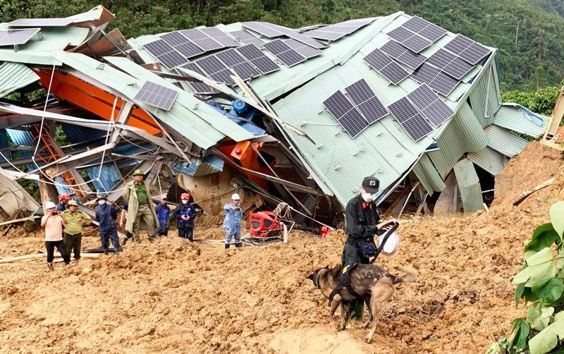 Đến chiều 12/10, công tác cứu nạn cứu hộ tìm kiếm nạn nhân là kỹ sư nhà máy thủy điện Kà Tinh mất tích trong vụ sạt lở núi vùi lấp trạm điều hành phát điện vẫn chưa có tiến triển.