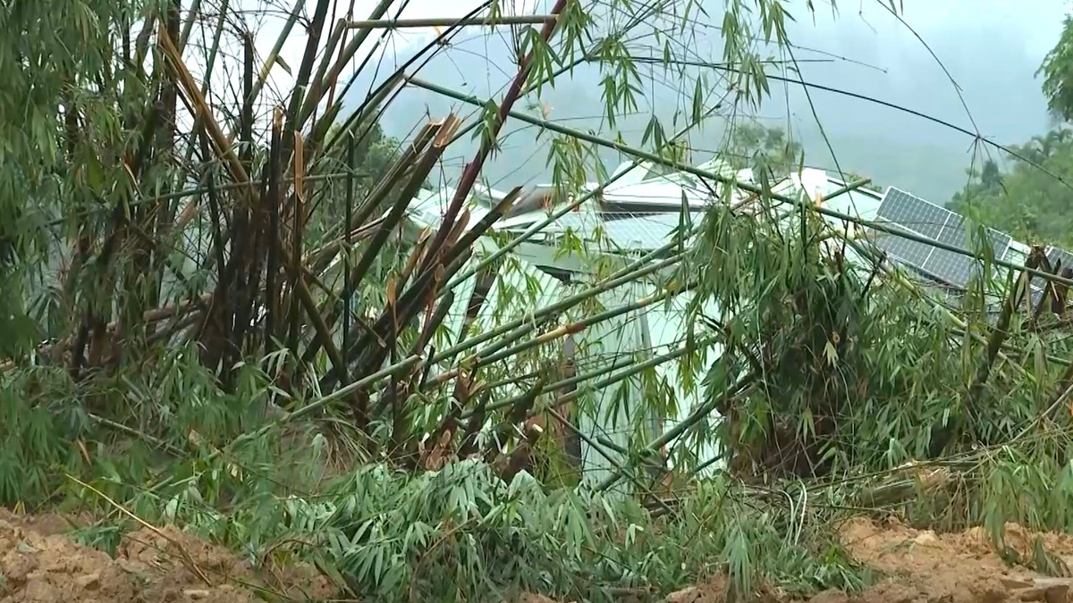 Trước đó, vào chiều 10/10, bất ngờ đất đá từ trên núi đổ xuống làm sập hoàn toàn nhà điều hành của Nhà máy Thủy điện Kà Tinh.