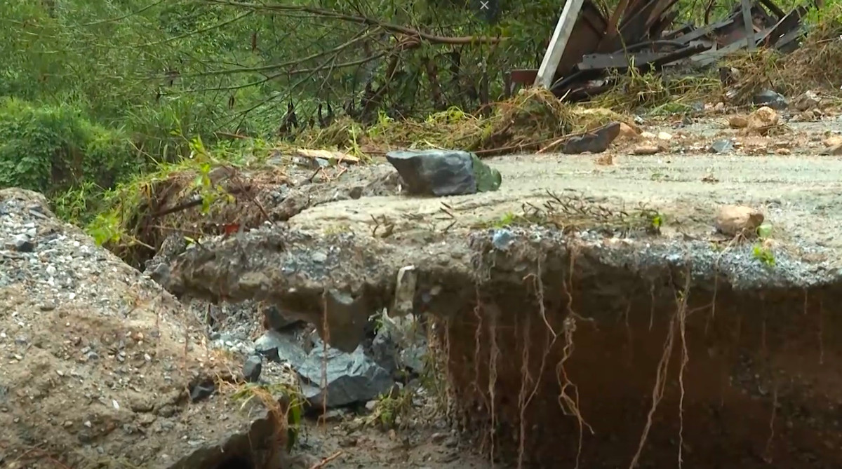 hững ngày qua, ở khu vực này mưa lớn. Sạt lở diễn ra nhiều nơi.