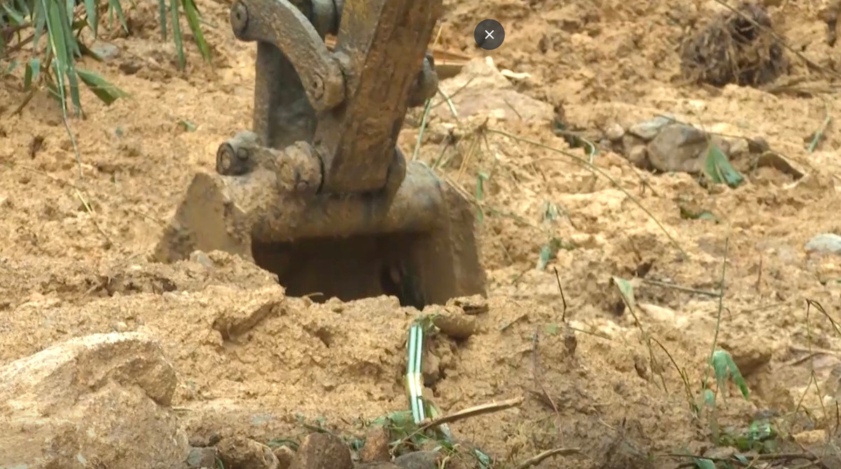 Tuy nhiên, tại khu vực sạt lở, trời tiếp tục mưa, công tác tìm kiếm, khắc phục gặp nhiều khó khăn.