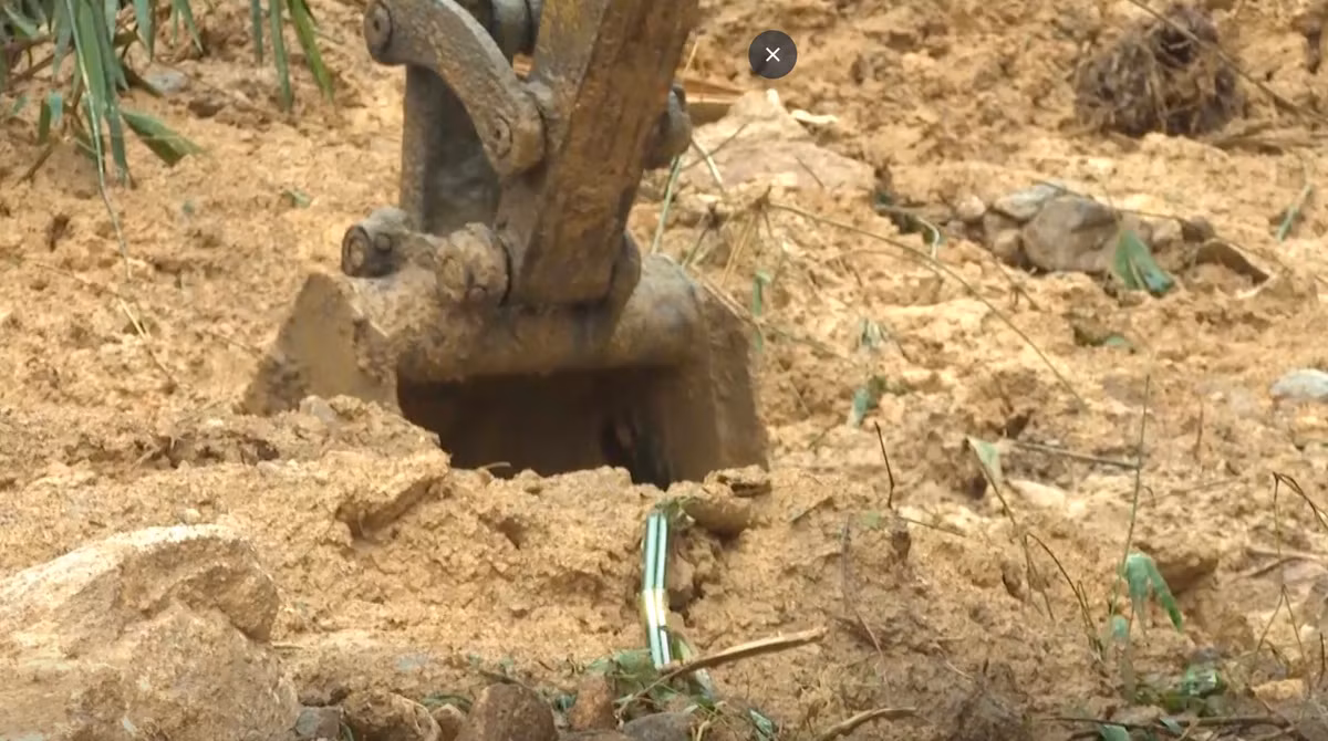 Tuy nhiên, tại khu vực sạt lở, trời tiếp tục mưa, công tác tìm kiếm, khắc phục gặp nhiều khó khăn.