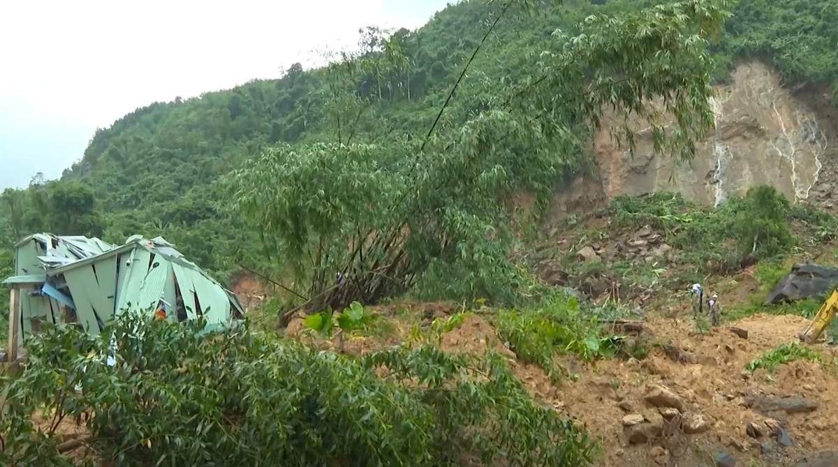 Ông Đặng Vỹ Thuyên, Giám đốc Nhà máy thủy điện Kà Tinh cho biết, chiều tối ngày 10/10 xảy ra 2 lần sạt lở lớn. "Nghe âm thanh rất lớn, rất rõ ràng như tiếng đứt gãy của đá. Nghe rắc rắc ào 1 lần, sau đó 2 tiếng là 2 lần sạt lở."