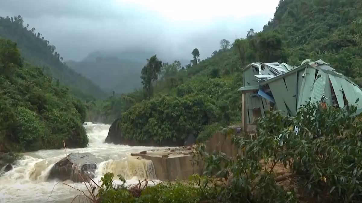 Vị trí Tổ máy bị sạt lở núi vùi lấp nằm ngay sách mép dòng suối Kà Tinh.