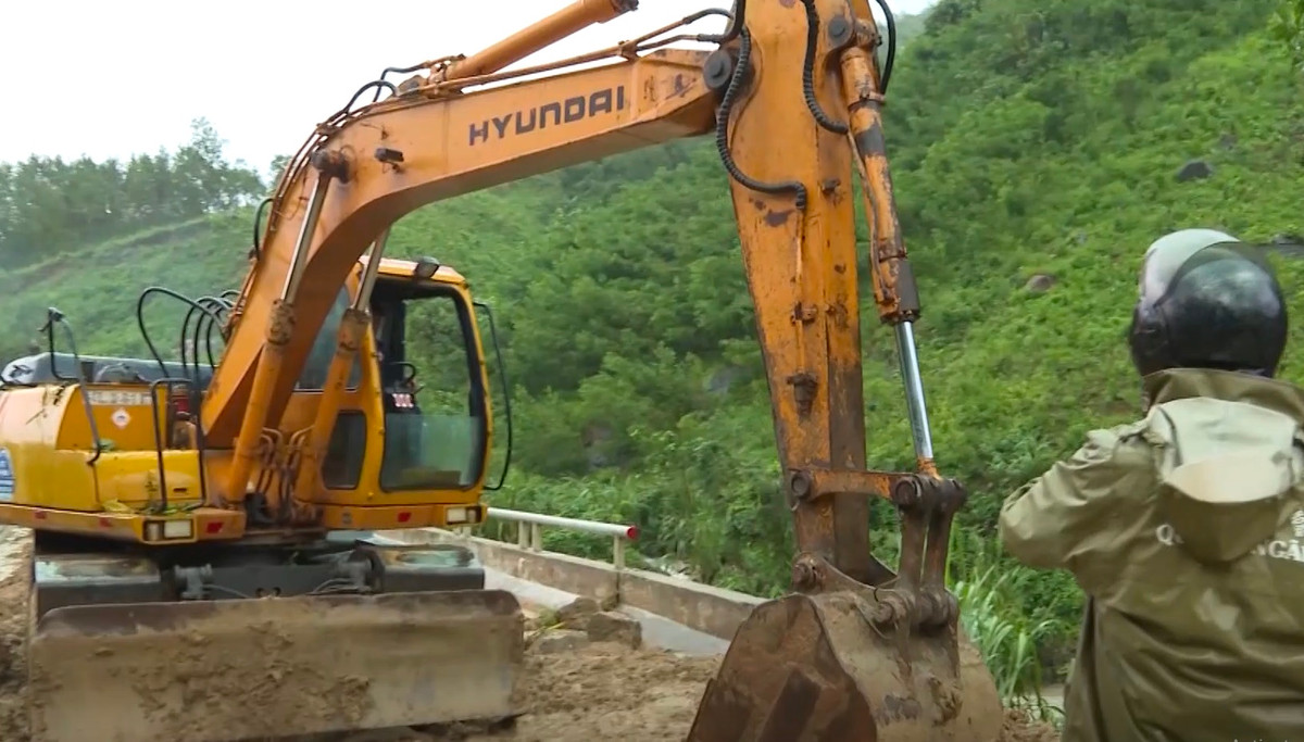 Tại hiện trường, lực lượng chức năng tỉnh Quảng Ngãi đã sử dụng nhiều xe cẩu và máy xúc san gạt đất đá, cành cây khơi thông tuyến đường từ vị trí sạt lở đến cầu Kà Tinh.