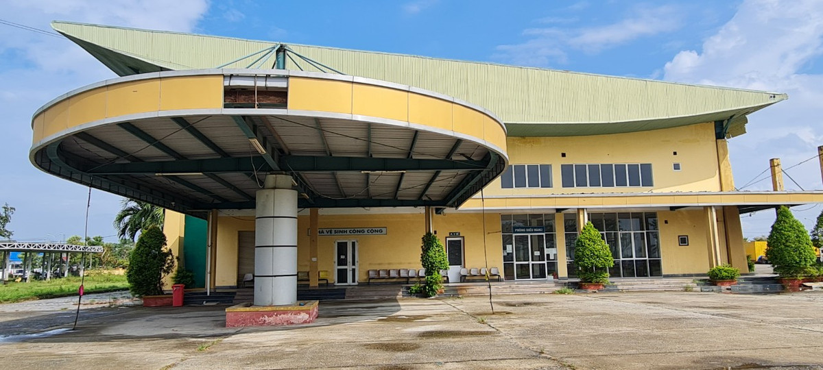 Và cuối cùng bến xe này bị rao bán để thu hồi nợ vay.