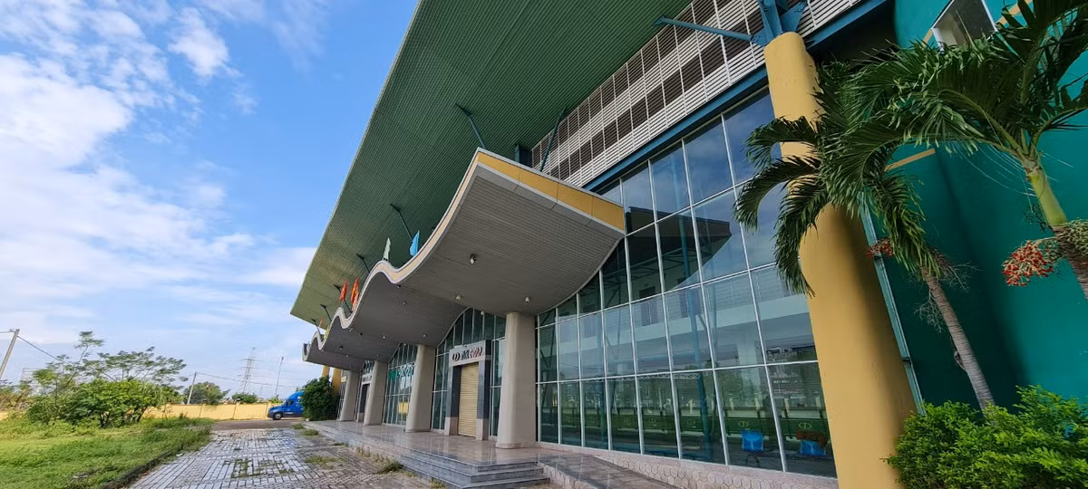 Năm 2012, Bến xe phía Nam Đà Nẵng được khánh thành, năng lực khai thác lên đến 800 - 1.000 lượt xe xuất bến/ngày.