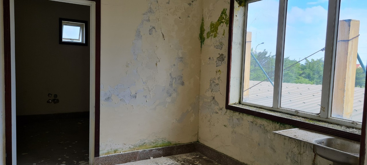 Tường bong tróc loang lổ.