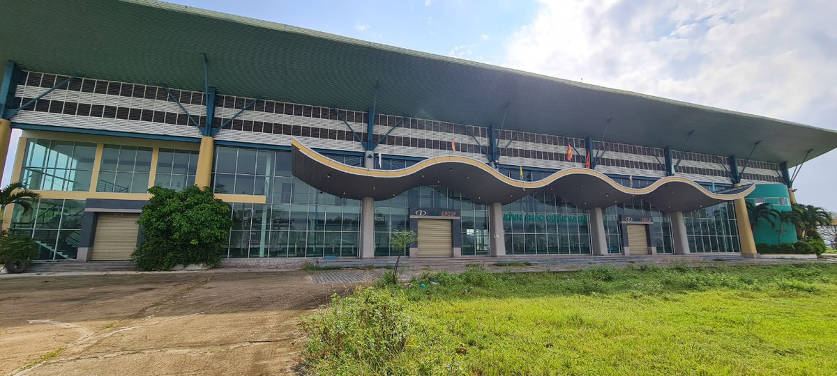 Tuy nhiên, sau thời gian ngắn hoạt động, các nhà xe, doanh nghiệp vận tải lần lượt rút khỏi bến.