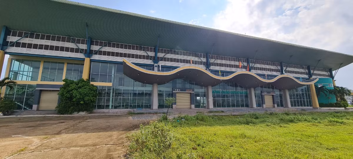 Tuy nhiên, sau thời gian ngắn hoạt động, các nhà xe, doanh nghiệp vận tải lần lượt rút khỏi bến.