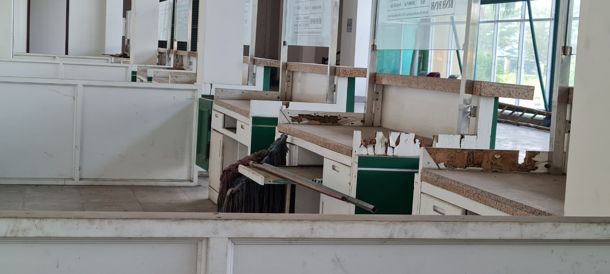 Bàn ghế làm việc bị hư hỏng.