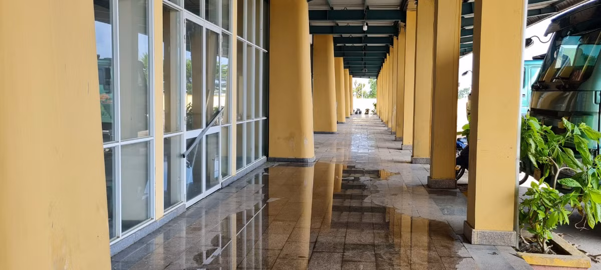 Vì vậy, sau một thời gian ngắn hoạt động, bến xe này rơi vào cảnh bỏ hoang nhiều năm nay.