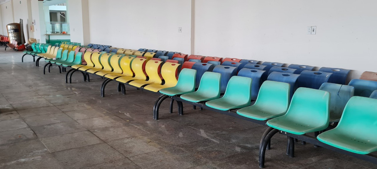 Hàng ghế chờ bụi phủ đầy.