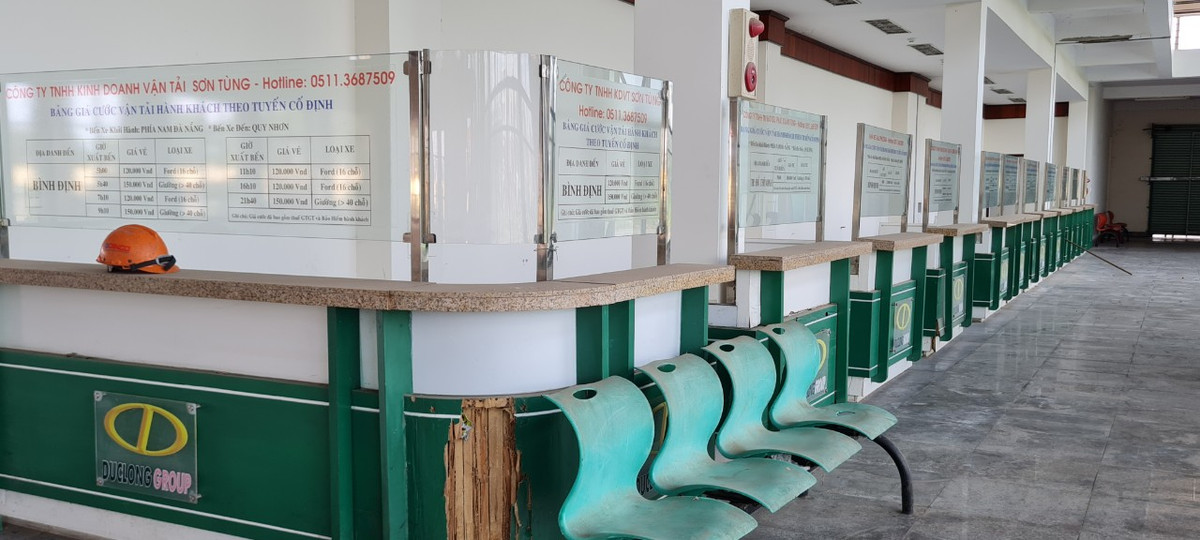 Bến xe có đầy đủ nhà chờ, phòng bán vé, bãi đỗ xe theo tuyến, các công trình dịch vụ tiện ích, nhà nghỉ, trạm y tế, quầy vé…