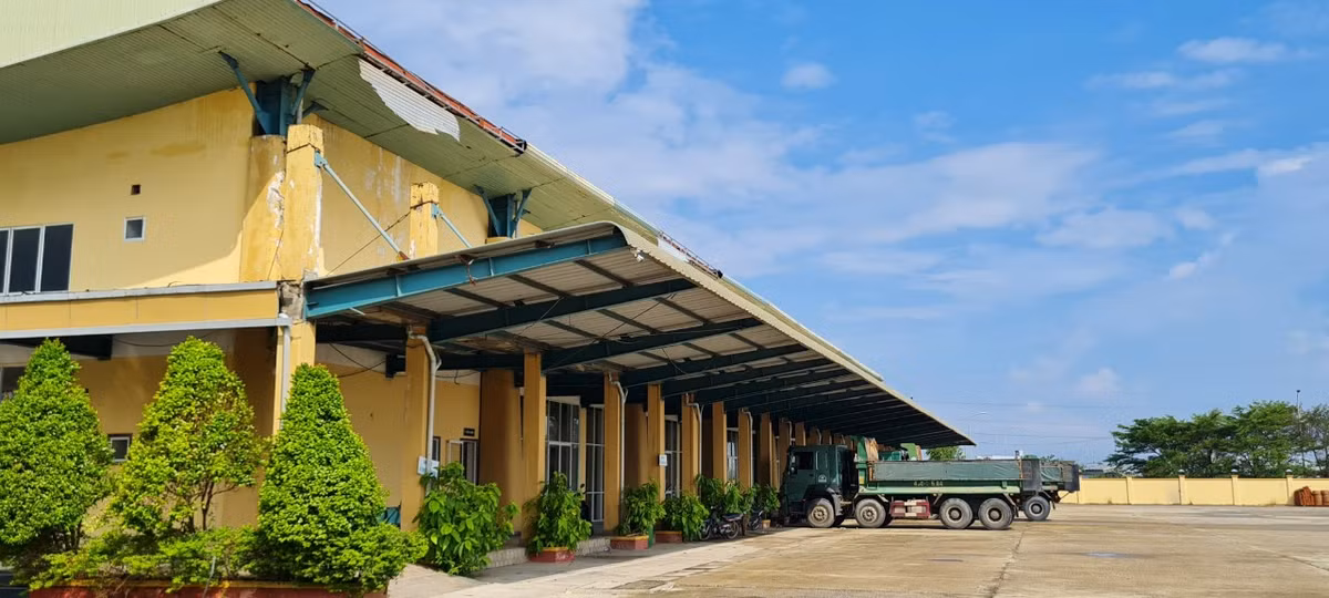 Sau nhiều năm không hoạt động, một số hạng mục của bến xe bị hư hỏng, xuống cấp.