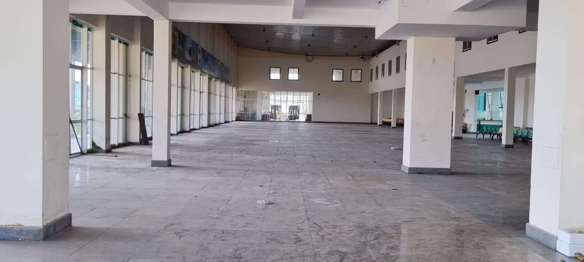 Tuy nhiên, bến xe phía Nam nằm quá xa trung tâm TP Đà Nẵng, việc phân luồng, tuyến cũng có nhiều bất hợp lý.