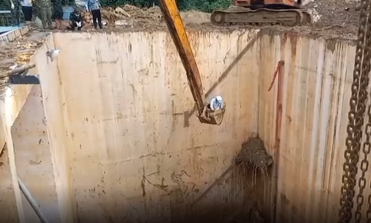 Vị trí tìm thấy thi thể nạn nhân nằm dưới hầm chứa động cơ tua-bin phát điện, cách miệng hầm gần 14m.