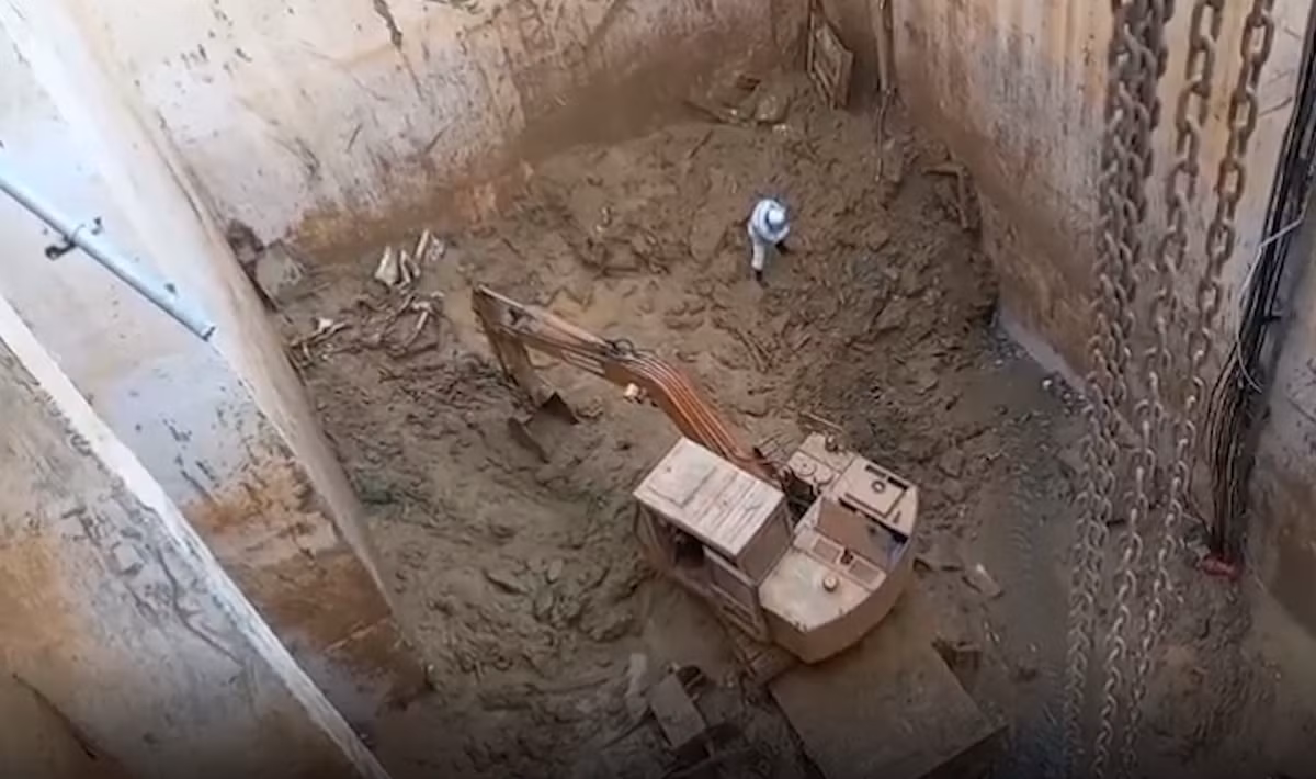 Nhiều ngày qua, công việc tìm kiếm được tiến hành hết sức cẩn trọng bằng cả phương tiện cơ giới và thủ công.