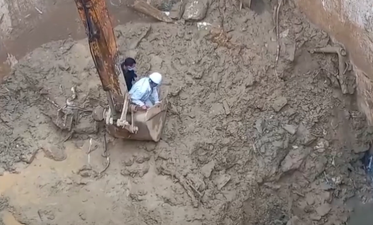 Các lực lượng chức năng đã tính toán nhiều phương án đưa thi thể nạn nhân lên khỏi hầm tuabin.