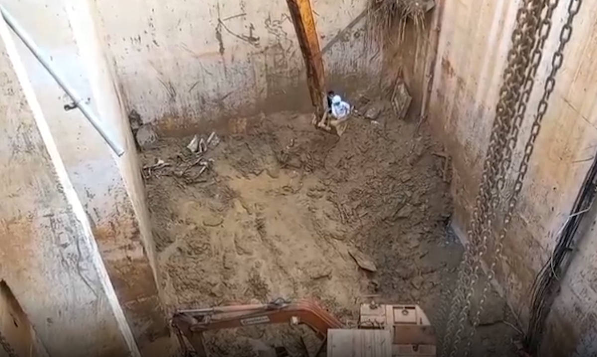 Nạn nhân bị vùi lấp trong hầm chứa các thiết bị, máy móc, lượng bùn đất lớn sau sạt lở.