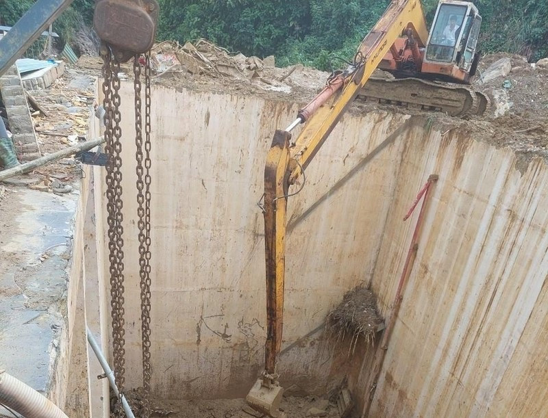 Khó khăn, trở ngại lớn nhất trong việc cứu hộ, cứu nạn là bùn đất cộng những tảng đá lớn đổ xuống hầm chứa động cơ tua-bin sâu 14m.