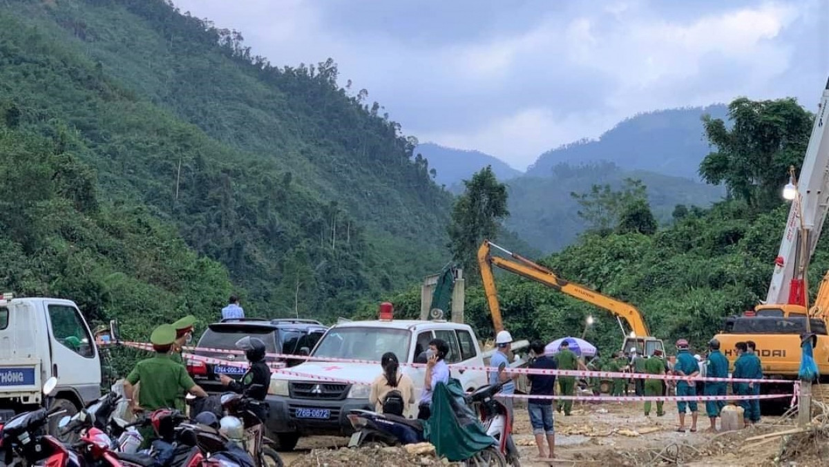 Qua 18 ngày nỗ lực triển khai tìm kiếm, lực lượng chức năng đã tìm thấy thi thể kỹ sư N., nạn nhân mất tích trong vụ sạt lở tại Nhà máy thủy điện Kà Tinh, bàn giao cho gia đình.