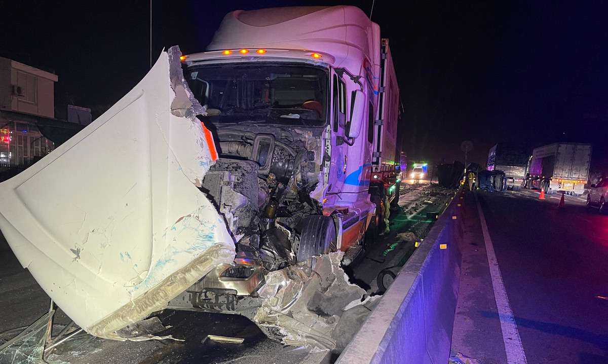 Binh Thuan: Tai nan lien hoan giua 3 xe tai tren quoc lo 1A-Hinh-2