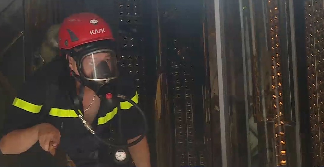 Theo nhận định của các nhân chứng, nguyên nhân cháy có thể là do vật liệu cách âm bén lửa hàn hoặc do thợ thi công bất cẩn vứt tàn thuốc trong quá trình thi công, sửa chữa.