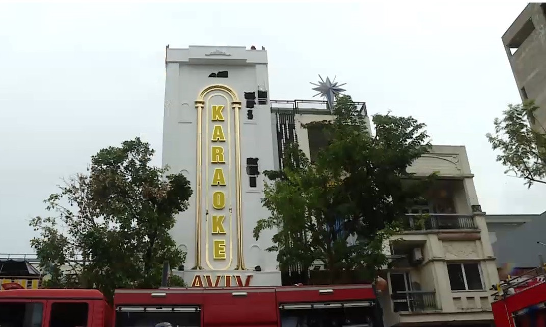 Mặt tiền quán karaoke thủng lỗ chỗ sau khi đám cháy được khống chế. Nguyên nhân vụ việc đang được điều tra làm rõ.