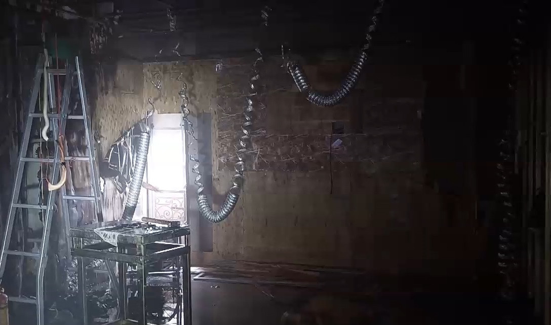 Tại vị trí xảy ra đám cháy, lửa thiêu trụi nhiều trang thiết bị bên trong một phòng hát karaoke.