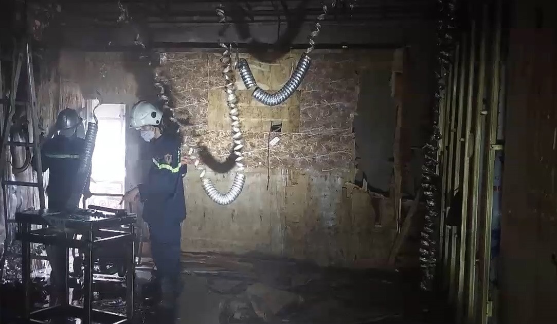 Rất may thời điểm này trong quán vẫn chưa có khách hát nên không có thiệt hại về người.