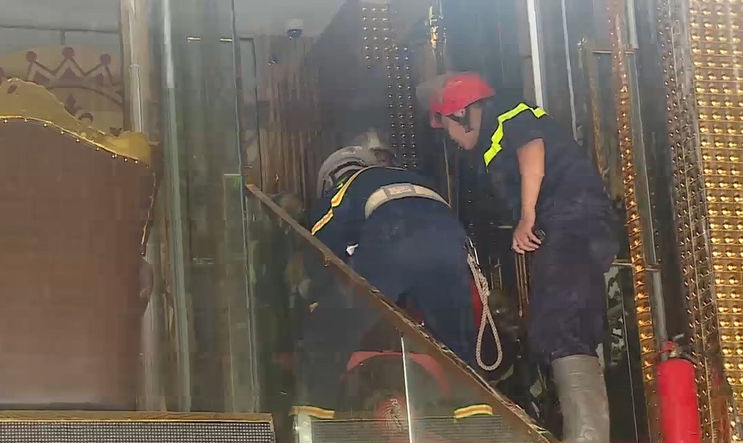 Quản lý quán karaoke cho biết, quán đang trong quá trình sửa chữa để hoạt động trở lại thì xảy ra cháy.