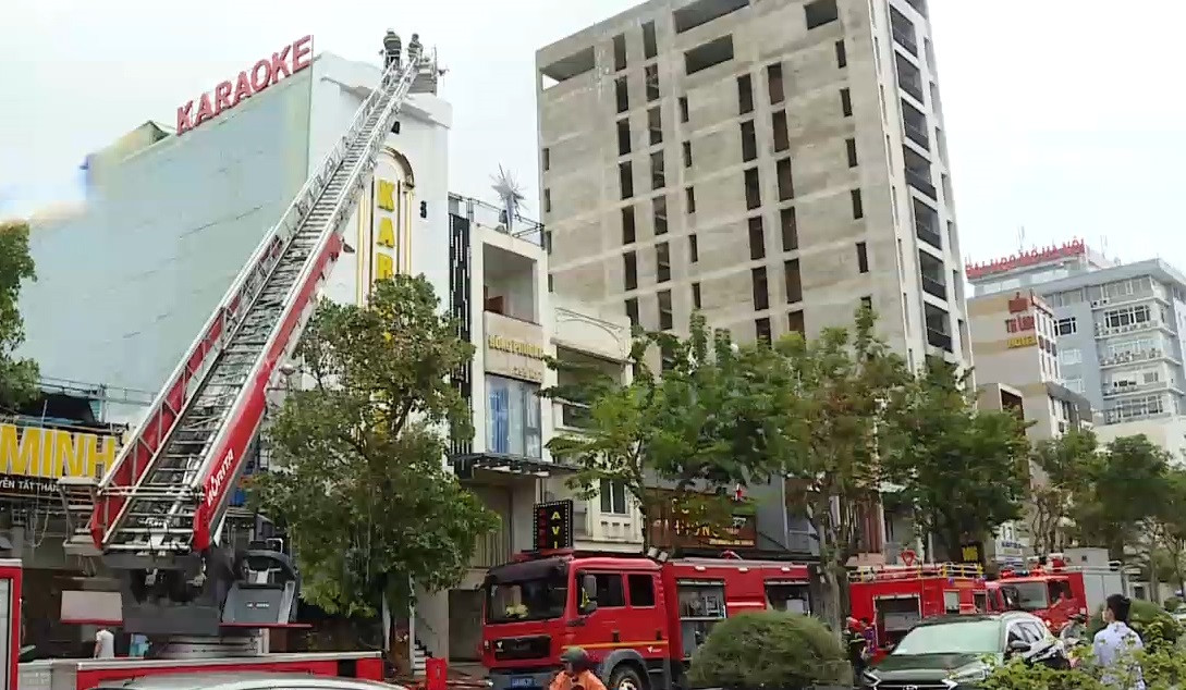 Lực lượng chức năng đã phải tiếp cận từ phía bên ngoài bằng xe thang.