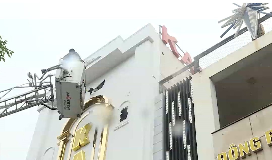 Do quán karaoke có nhiều vật liệu dễ bắt lửa, lại trong không gian kín nên khói tỏa ra nghi ngút, kèm theo nhiều tiếng nổ lớn.