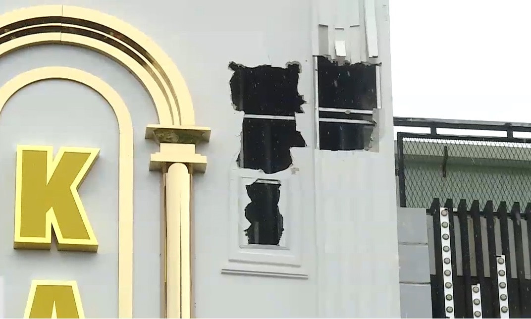 Cảnh sát PCCC đã đục tường tầng 3, tầng 4 của tòa nhà để thoát khói.